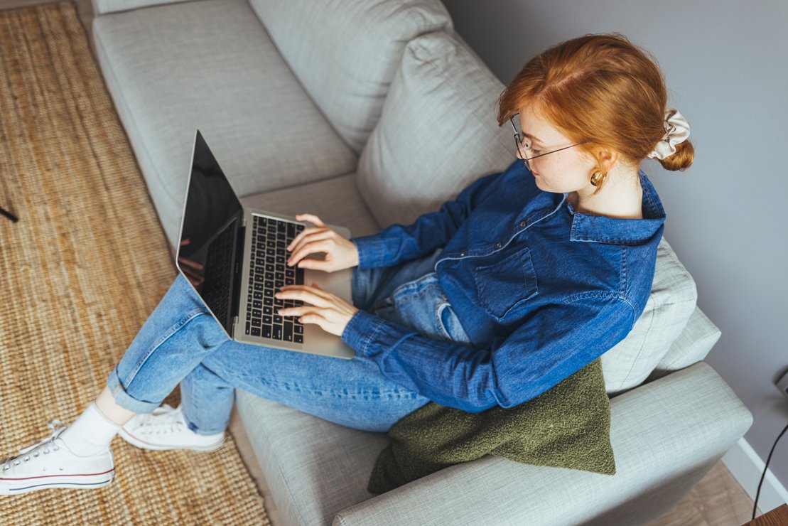 Frau am Laptop