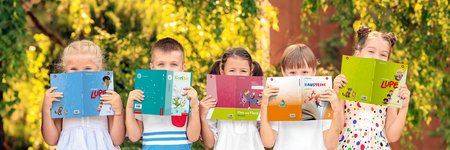Grundschulkinder mit Schulbüchern