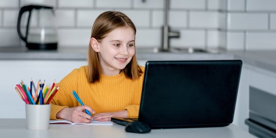 junge Schülerin am Computer