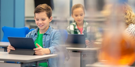 Schulklasse mit Tablets
