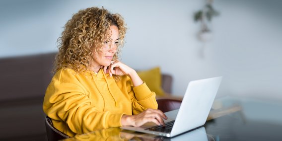 Lehrerin am Laptop